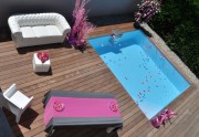 piscine carrée dans courette avec terrasse bois