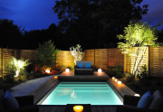 Petite piscine et sa terrasse mobile ouverte, cette Piscinelle a été désignée Trophée d'Argent dans la catégorie 
