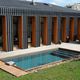 Balcon d'une maison avec piscine au design contemporain en Suisse