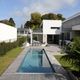 Balcon d'une maison avec piscine au design contemporain en Suisse